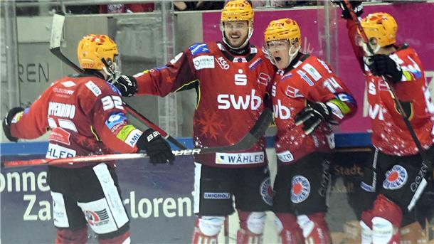 Pinguins schlagen München, verlieren aber die Tabellenführung Ross Mauermann (2. v. re.) sorgte in der 47. Spielminute mit dem Ausgleich für die Erlösung.