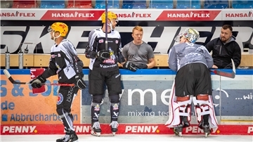 Ross Mauermann (Mitte) ist mit einer Verletzung aus der vergangenen Saison noch immer zum Zuschauen verdammt. Er ist jedoch nicht der einzige Pinguin, der heute in Krefeld fehlt.