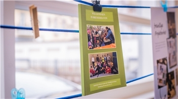 Roswitha Fütterer vom Förderverein der Schulhistorischen Sammlung Bremerhaven zeigt ein Exemplar des Buches "Willkommen in Bremerhaven". Foto: Hartmann