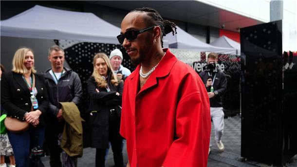 Jetzt in Rot: Hamiltons Neubeginn mit 40 Jahren Rot trägt Lewis Hamilton auch abseits der Rennstrecke gern.