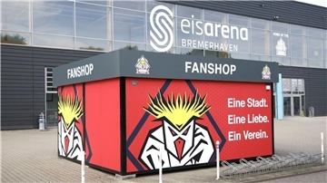 Rot-weiß statt blau: Der Fanshop der Fischtown Pinguins vor der Eisarena wurde in den Farben des Clubs neu gestaltet.