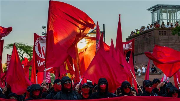 Rote Fahnen zum 1. Mai in Frankfurt