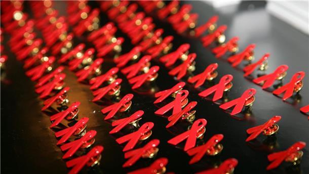 Aids-Konferenz in München - UN-Ziele auf der Kippe? Rote Schleifen stehen für den Kampf gegen HIV - in vielen Ländern werden gefährdete Gruppen jedoch unterdrückt. (Archivbild)