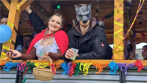 Die schönsten Fotos vom Karneval in Wehdel: Was für ein bunter Umzugstrubel Rotkäppchen und der Wolf feiern ausgelassen auf den Festwagen.