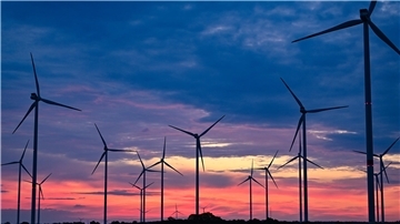 Rotorblätter von Windenergieanlagen drehen sich im Wind. Auch in der Samtgemeinde Tarmstedt sollen weitere Windräder gebaut werden. Der Ausbau von Windenergieanlagen an Land ist erklärtes Ziel der niedersächsischen Landesregierung.
