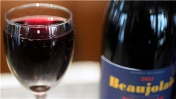 Rotwein kommt in Frankreich langsam aus der Mode.