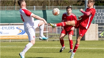 Routinier Florian Beck (links) schoss den ESC Geestemünde im Derby gegen den OSC Bremerhaven zur 1:0-Führung.