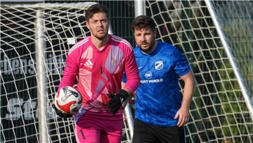 Routinier Florian Beck (re.) schoss die Surheider zum Sieg gegen den TSV Grolland um Keeper Maurice Picker.