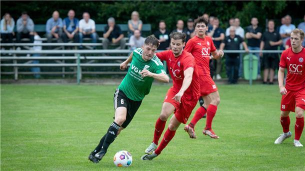 Heimspiel-Dreierpack startet für FC Hagen/Uthlede mit Derby gegen FC Cuxhaven Rouven Stürcken (links) will mit dem FC Hagen/Uthlede den fünften Sieg im fünften Heimsieg schaffen.