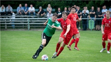 Heimspiel-Dreierpack startet für FC Hagen/Uthlede mit Derby gegen FC Cuxhaven Rouven Stürcken (links) will mit dem FC Hagen/Uthlede den fünften Sieg im fünften Heimsieg schaffen.