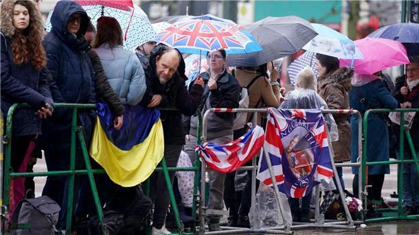 Hamburg bereitet Charles und Camilla jubelnden Empfang Royal-Fans warten bei Regen am Rathausmarkt in Hamburg auf die Ankunft des britischen Königs.