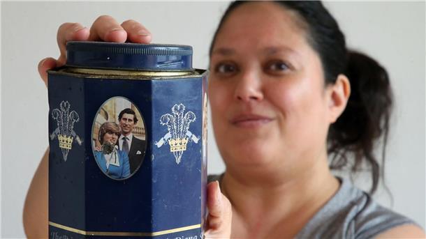 Royal-Kritikerin Jacinta Nandi in Berlin mit einer Teedose mit einem Bild vom damaligen Prinz Charles und Diana.
