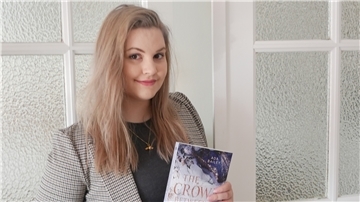 „Royales Geheimnis“: Ada Bailey mit dem ersten, Ende Januar erschienenen Band ihres zweiteiligen Romans „The Crown between us“.