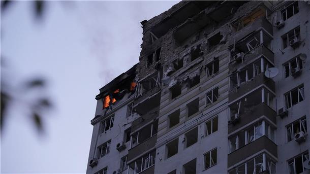 Krieg gegen die Ukraine: So ist die Lage Ruch steigt aus einem mehrstöckiges Wohnhaus in Kiew, das bei einem russischen Angriff beschädigt wurde.