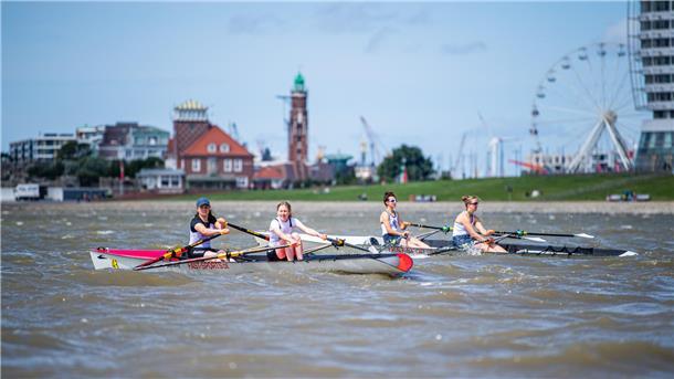 Rudern in Wind und Wellen - und dann auch noch vor der hübschen Bremerhavener Skyline. Küstenrudern ist ein ganz besonderes sportliches Ereignis.