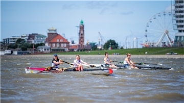Rudern in Wind und Wellen - und dann auch noch vor der hübschen Bremerhavener Skyline. Küstenrudern ist ein ganz besonderes sportliches Ereignis.