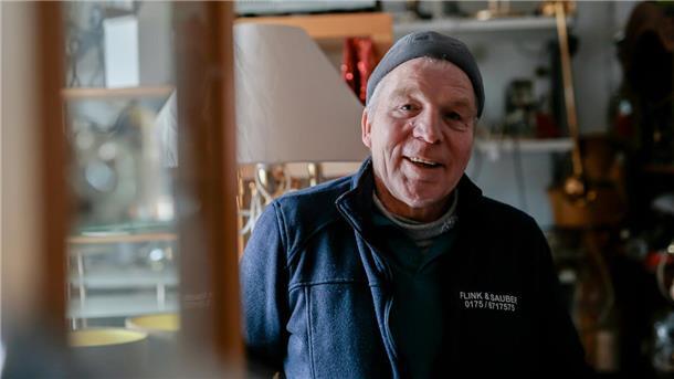 Rudi Bloch steht in seinem Ladenlokal an der Hafenstraße.