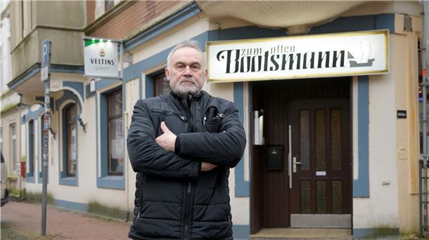 Rudi Eder ist einer der Wirte, die geklagt haben. Seine Kneipe „Zum alten Bootsmann“ musste Heiligabend geschlossen werden. Foto: Ralf Masorat