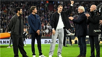 Rudi Völler (2. von rechts) kann die Diskussion um eine Rückkehr von Manuel Neuer (Mitte) verstehen.