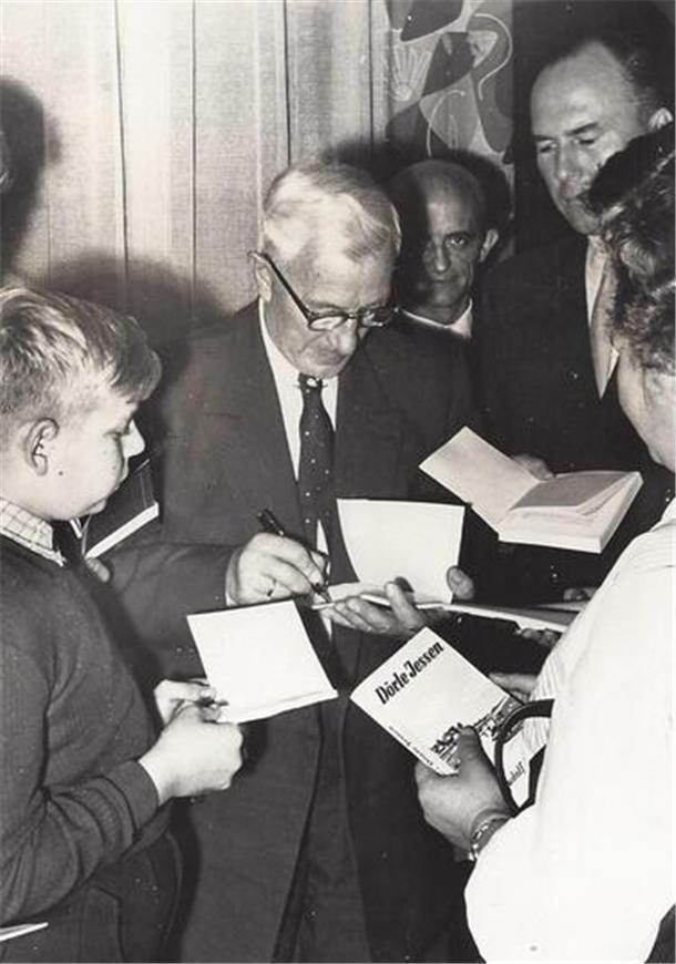 Lesespaß mit Comic-Heften, Tageszeitung und Büchern aus der Leihbücherei Rudolf Kinau signiert sein Buch „Dörte Jessen“ in Nordenham. Der niederdeutsche Autor war der jüngere Bruder des Schriftstellers Gorch Fock.
