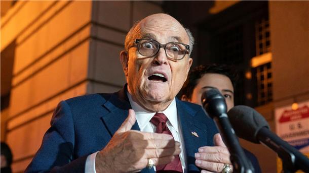 Rudy Giuliani meldet Insolvenz an Rudy Giuliani muss zwei ehemaligen Wahlhelferinnen knapp 150 Millionen Dollar Schadenersatz zahlen.