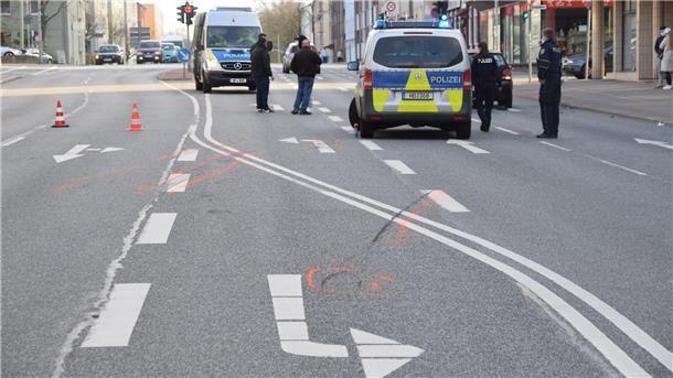 Rückblick ins Jahr 2021: Unfall nach einem Autorennen auf der Georgstraße. Anfang Juni 2023 kam es dort wieder zum Crash. 