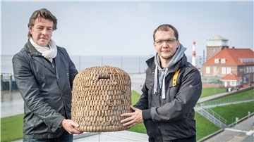 Rückblick: Jens Garbaden (links) und Stadtimker Andreas Bredehorn mit Bienenkorb. Sie gründeten die Stiftung Hafenbiene.