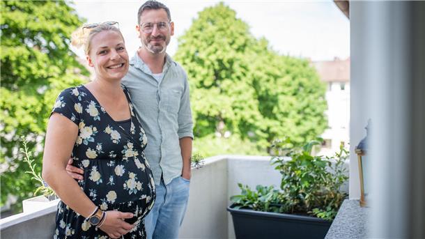 Kurios: Balkon-Ente „Erna“ brütet wieder - und auch die Mieterin ist wieder schwanger Paar auf Balkon.