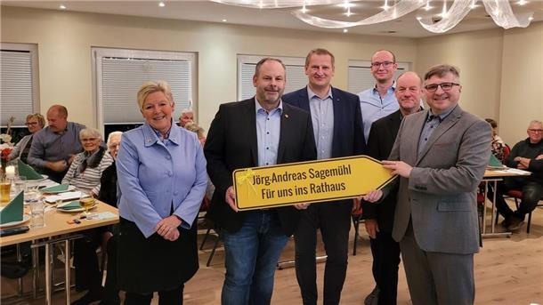 Rückenwind für Jörg-Andreas Sagemühl (2. von links): Hanna Bohne, Claus Seebeck, Clemens Rautenberg, Thomas Otten und Benny Bräuer gehörten zu den ersten Gratulanten.