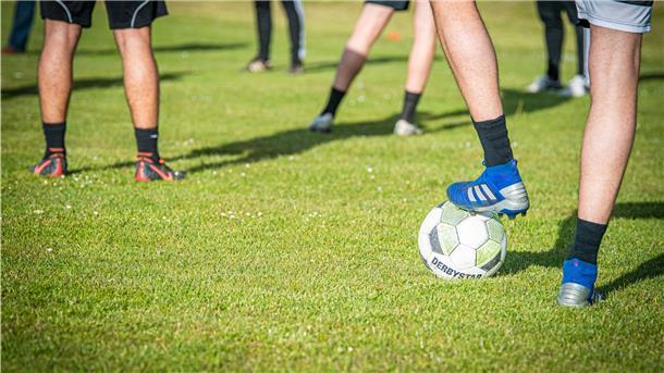 Rückkehr zur Normalität: Im Fußballtraining sind Übungen mit Körperkontakt wieder erlaubt.