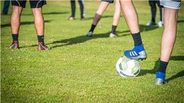 Rückkehr zur Normalität: Im Fußballtraining sind Übungen mit Körperkontakt wieder erlaubt.