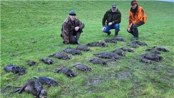 Rüdiger Gimber, Frerk Bachmann und Gerold Böschen (von links) mit ihrer Jagdstrecke: 24 Nutria. Die Nutria, sie gehört zur Familie der Biberratten wird seit 2016 auf der EU-Liste der invasiven, gebietsfremden Tierarten geführt.