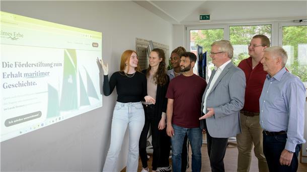 Vergleich: Stiftung Maritimes Erbe Land Bremen kontra Stiftung Hamburg maritim Rüdiger Pallentin (r.) und die Studierenden des GIF-Studienganges präsentieren Peter Klett (3.v.r.) die neue Webseite der Stiftung „Maritimes Erbe im Land Bremen“.