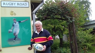 Rugby-Pionier Bernd Hünerkoch vor seinem Haus in Bremen-Huchting.