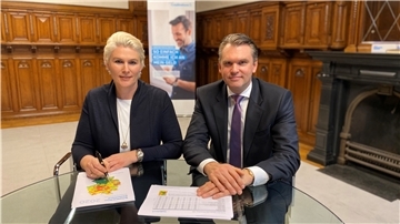 Ruhe vor dem Sturm: Für 2020 habe sich der Schuldneratlas deutschlandweit erfreulich entwickelt, sind sich Verena und Dr. Peter Dahlke von der Wirtschaftsauskunft Creditreform einig. Für Bremerhaven gilt der Trend allerdings nicht.