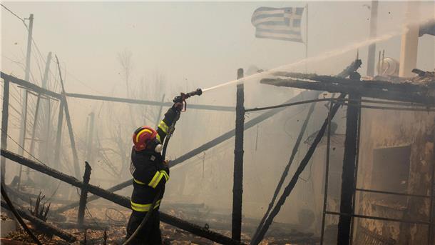 Brände auf Rhodos: Wind erschwert Löscharbeiten Rumänische Feuerwehrleute versuchen in Gennadi, einen Brand zu löschen.