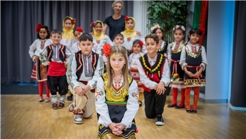 Rumina ist seit einigen Jahren Mitglied der Tanzgruppe "Horo" der deutsch bulgarischen Gesellschaft Budlinik. In der traditionellen Tracht zu tanzen, ist für sie ein ganz besonderes Gefühl.