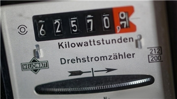 Rund 10 Millionen Haushalte in Deutschland beziehen Strom über den Grundversorgungstarif und bezahlen damit mehr als sie müssten.