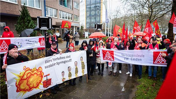 VW und IG Metall ringen um Tarifeinigung Rund 100 Mitarbeiter protestierten in Hannover vor dem Verhandlungshotel gegen die Sparpläne des Konzerns.