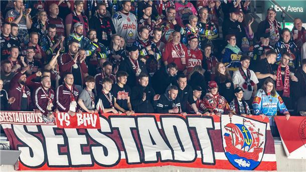 Das zweite Finale geht an Berlin: Pinguins verlieren spektakuläres Spiel Rund 1.000 Pinguins-Fans reisten am Freitag mit nach Berlin und unterstützten das Team laustark. Die Schlachtrufe hallten immer wieder durch die Berliner Arena.