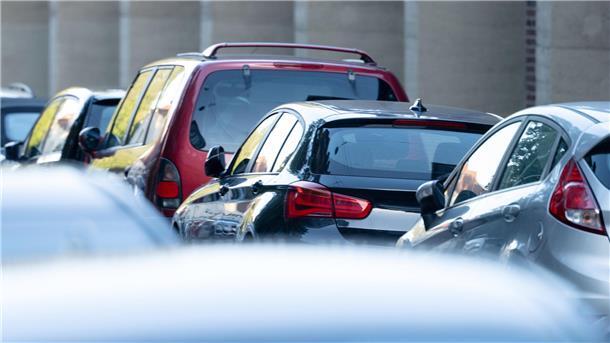 Verschiedene Automobile stehen in einer Reihe