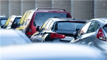 Verschiedene Automobile stehen in einer Reihe