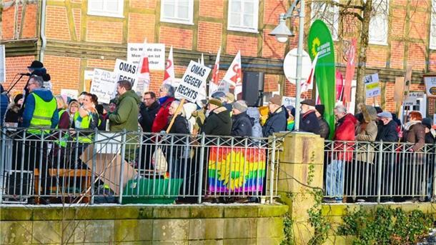 Rund 1300 Menschen demonstrieren am vergangenen Wochenende in Rotenburg gegen Rechtsextremismus.