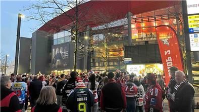 Fans des Bremerhavener Eishockey-Clubs Fischtown Pinguins stehen vor der Kölner Lanxess Arena.