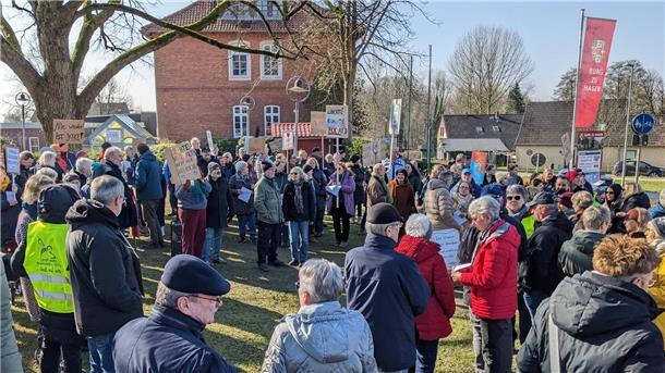 Rund 150 Hagener trafen sich am Rathaus zur Kundgebung der „Omas gegen Rechts". Sie warben für Demokratie, sprachen sich gegen Hass und Hetze aus. 