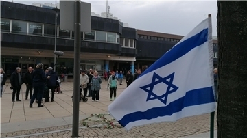 Rund 150 Teilnehmer bekunden vor der Großen Kirche ihre Solidarität mit Israel.