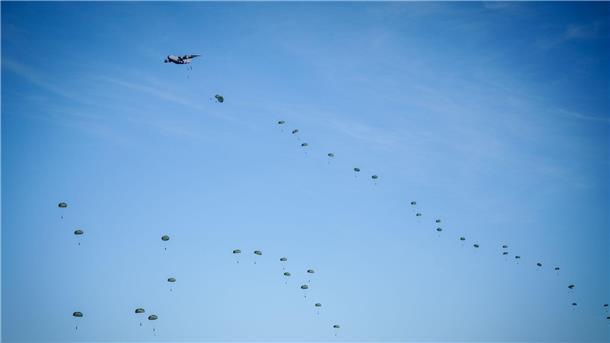 Fallschirmjägerübung: Nato übt Rückeroberung von Flughafen Rund 1500 Fallschirmjäger nehmen an der „Swift Response“-Übung von der Nato teil.