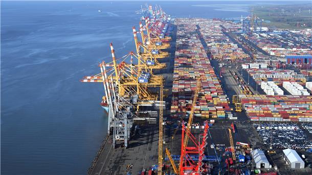 Rund 1,7 Kilometer ist die Kaje des Containerterminals in Wilhelmshaven lang. Weitere 1,8 Kilometer Kaje sollen im Norden entstehen plus entsprechender Terminalfläche.