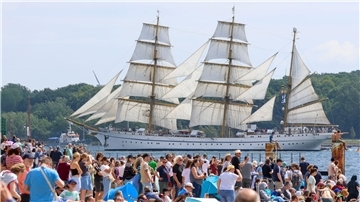 Rund 170.000 Menschen haben die Windjammerparade der Kieler Woche verfolgt.
