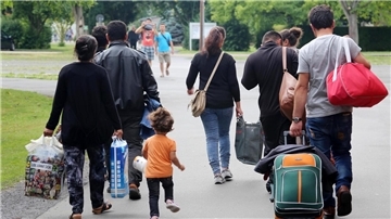 Das Foto zeigt Flüchtlinge bei ihrer Ankunft. 